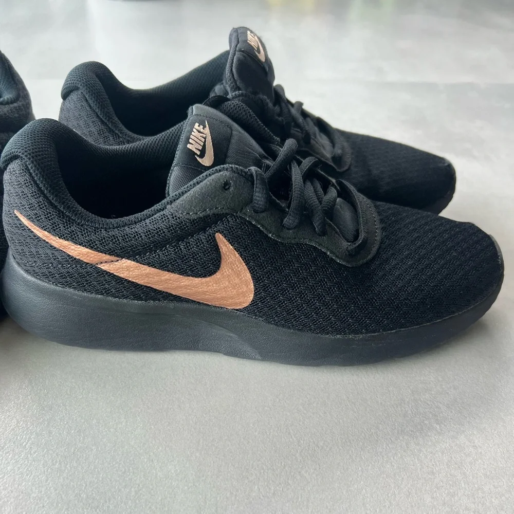 Bundle of 2 NIKE Tanjun Black Gold sneakers athletic size 7 running gym trainers - Picture 5 of 11